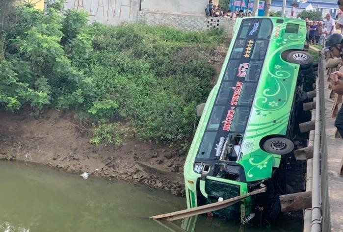 Hé lộ nguyên nhân xe khách lao xuống sông ở Thanh Hóa, 9 người thương vong - Hình 1