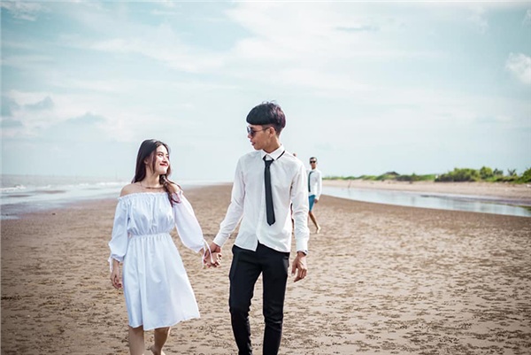 Album kỉ yếu mà lại toàn ảnh couple lãng mạn, ai xem xong cũng tò mò: Chắc là thuê nhầm thợ chụp ảnh cưới? - Hình 9