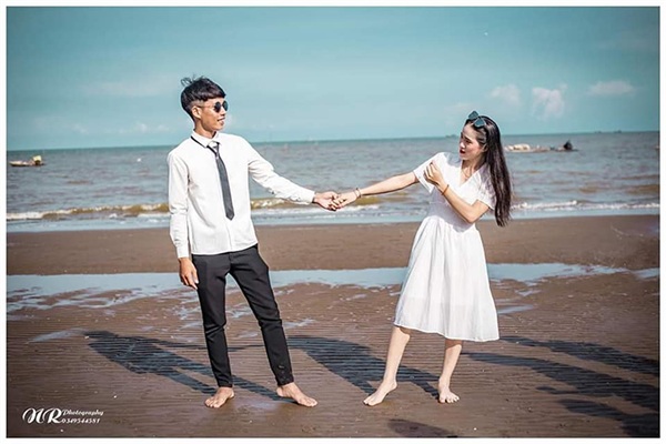 Album kỉ yếu mà lại toàn ảnh couple lãng mạn, ai xem xong cũng tò mò: Chắc là thuê nhầm thợ chụp ảnh cưới? - Hình 6