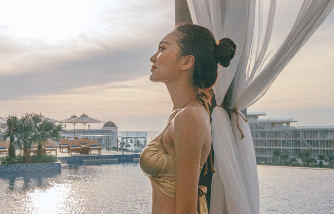 Bạn gái tin đồn của tiền vệ Văn Đưc gợi cảm với loạt ảnh bikini - Hình 15