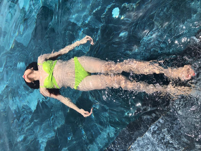 Bạn gái tin đồn của tiền vệ Văn Đưc gợi cảm với loạt ảnh bikini - Hình 8