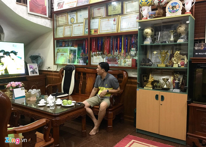 Bố mẹ Quang Hải mượn thêm tủ để trưng bày danh hiệu - Hình 1