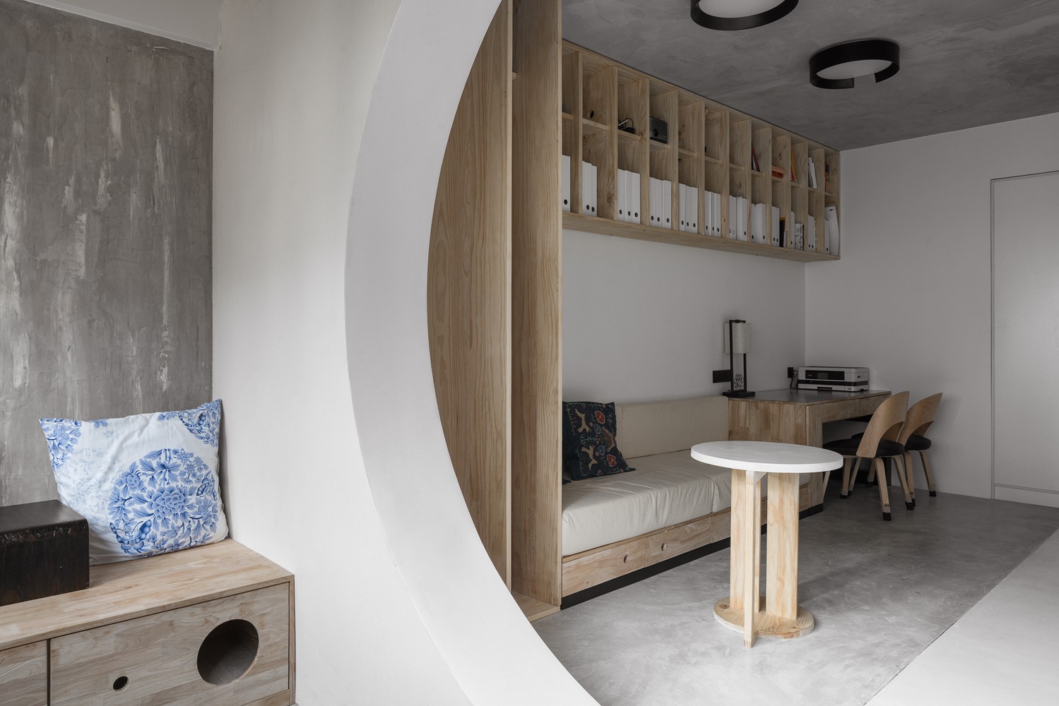 Căn hộ 71m gây thương nhớ với vẻ đẹp thân quen và bình dị của gỗ - Hình 1