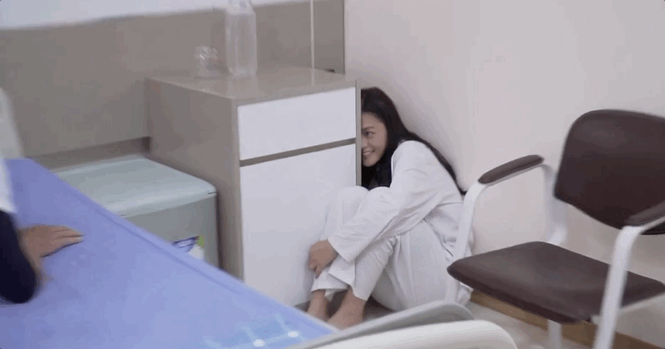 Clip hậu trường nồng nhiệt của Về Nhà Đi Con: Huệ trốn tọt vào góc phòng cười lịm người - Hình 4