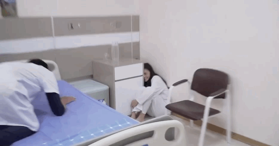 Clip hậu trường nồng nhiệt của Về Nhà Đi Con: Huệ trốn tọt vào góc phòng cười lịm người - Hình 3