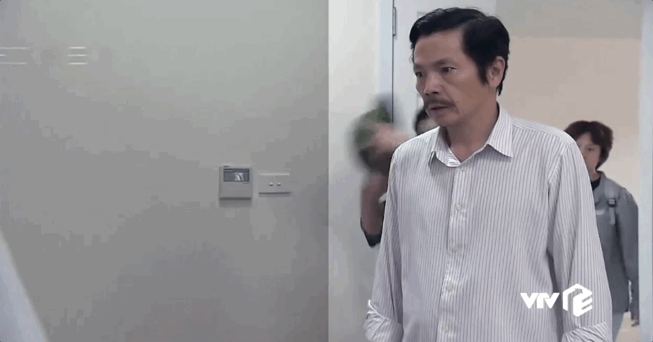 Clip hậu trường nồng nhiệt của Về Nhà Đi Con: Huệ trốn tọt vào góc phòng cười lịm người - Hình 2