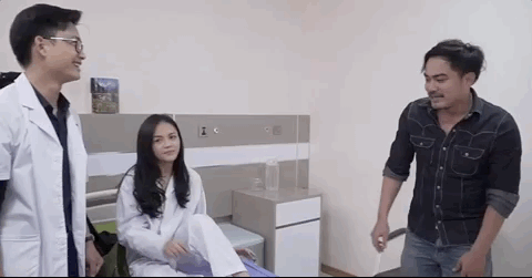 Clip hậu trường nồng nhiệt của Về Nhà Đi Con: Huệ trốn tọt vào góc phòng cười lịm người - Hình 7