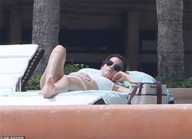 Emma Watson diện bikini khoe dáng chuẩn - Hình 2