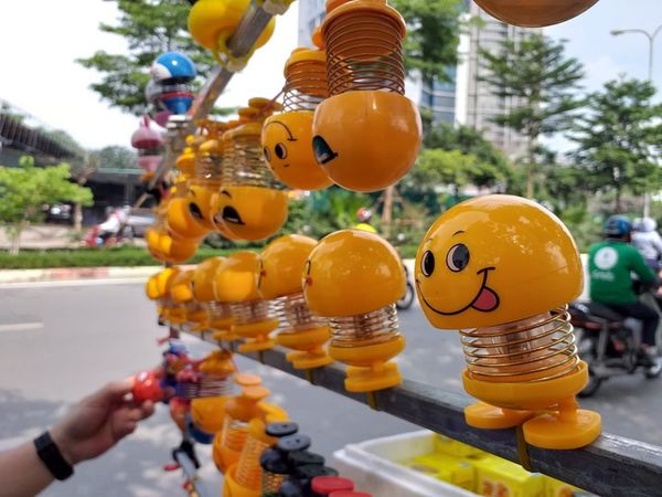 Giải mã cơn sốt lò xo mặt cười - món đồ chơi được người người, nhà nhà săn lùng mùa hè này - Hình 4