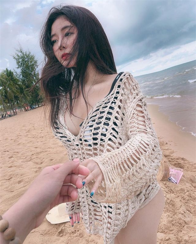 Hot girl Việt đua nhau khoe dáng gợi cảm trên bãi biển mùa hè - Hình 12