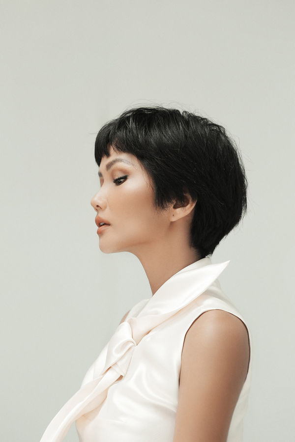 Không ngờ cũng có lúc HHen Niê chụp ảnh high fashion xuất thần thế này! - Hình 3