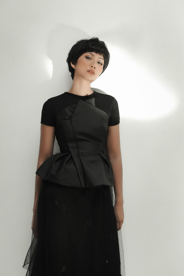 Không ngờ cũng có lúc HHen Niê chụp ảnh high fashion xuất thần thế này! - Hình 8