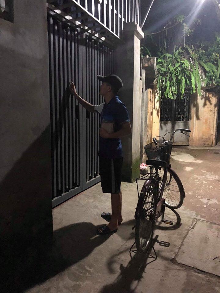 Mải xem Viêt Nam đa quên hẹn với ban gai, chàng trai phai mua ca ca tra sưa qua xin lôi - Hình 1