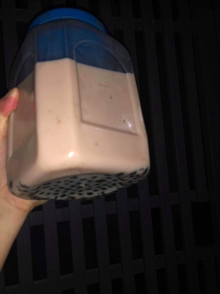 Mải xem Viêt Nam đa quên hẹn với ban gai, chàng trai phai mua ca ca tra sưa qua xin lôi - Hình 2