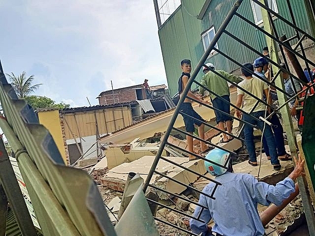 Ngôi nhà hai tầng đổ sập khi phá dỡ, 2 người bị vùi lấp - Hình 1