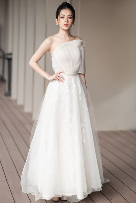 Nhã Phương khoe lưng ong hút mắt cùng Chi Pu dẫn đầu top sao đẹp - Hình 3