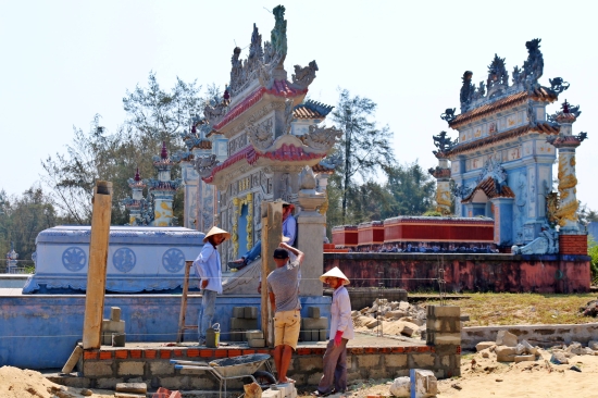 Những làng chài âm dương nghịch chiều, chạy đua xây lăng mộ - Hình 1