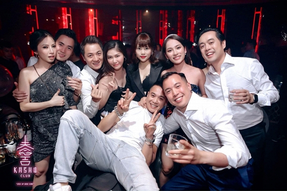 Sara Lưu khoe ảnh quậy hết mình sau hôn lễ cùng chồng và hội bạn thân - Hình 5