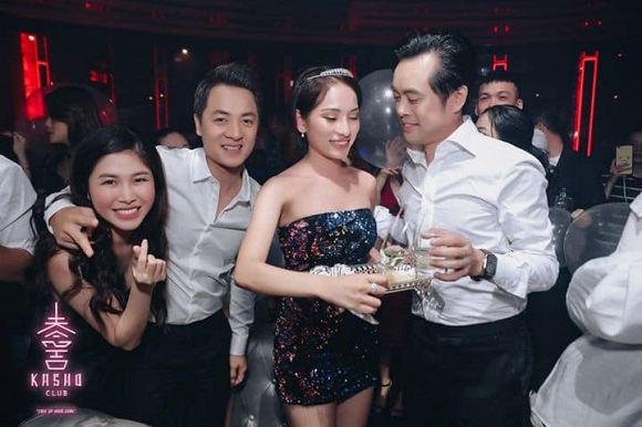 Sara Lưu khoe ảnh quậy hết mình sau hôn lễ cùng chồng và hội bạn thân - Hình 2