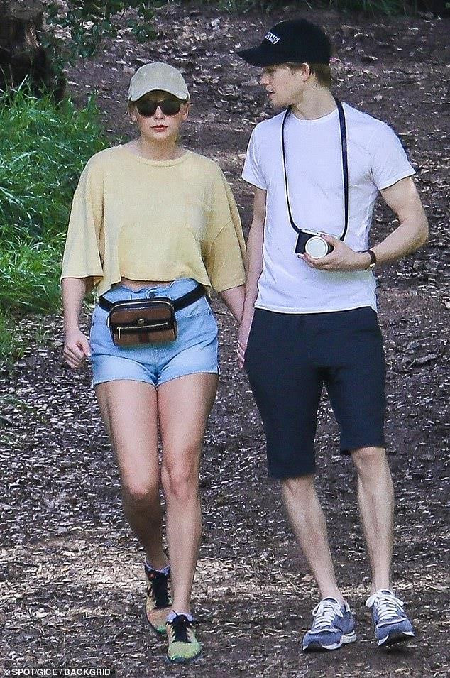 Tăng cân không ngăn cản Taylor Swift mặc gợi cảm - Hình 5