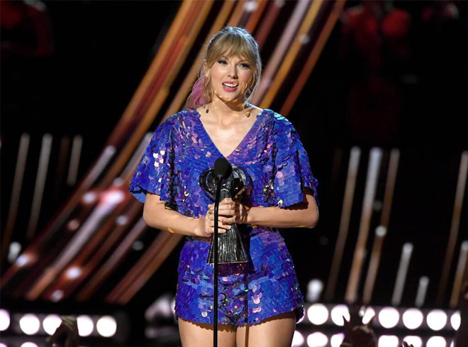 Tăng cân không ngăn cản Taylor Swift mặc gợi cảm - Hình 8