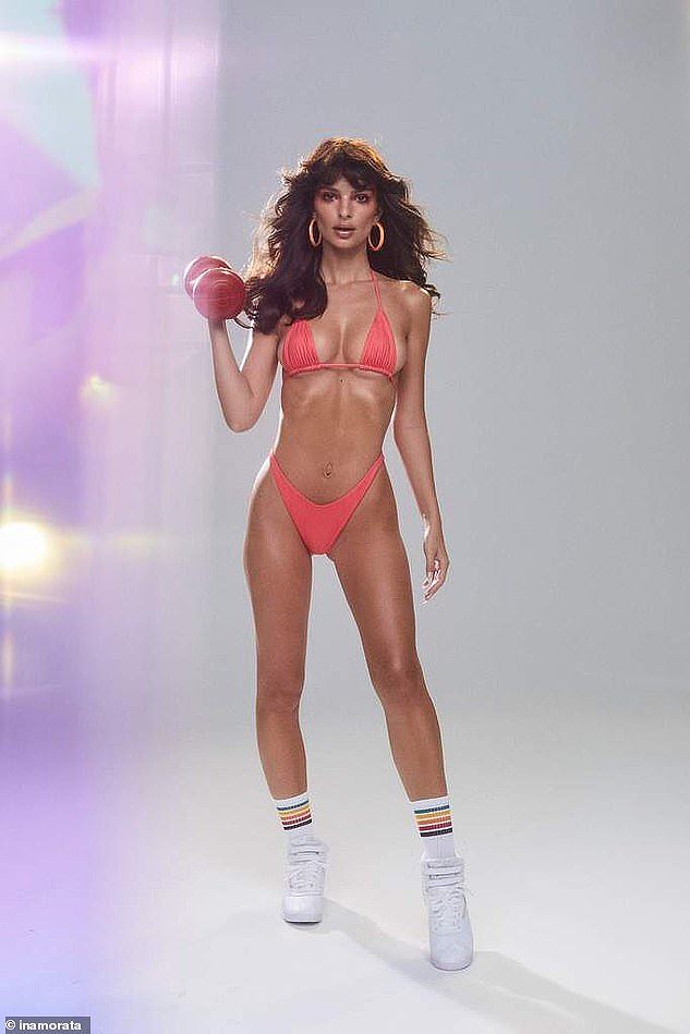 Thể hình nảy lửa và đầy hoang dại của chân dài 9x Emily Ratajkowski - Hình 7