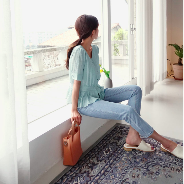Thoáng mát mà cực sang chân, đây chính là 4 mẫu dép lê mà hội chị em tuổi băm nhìn thôi cũng ưng cái bụng - Hình 2