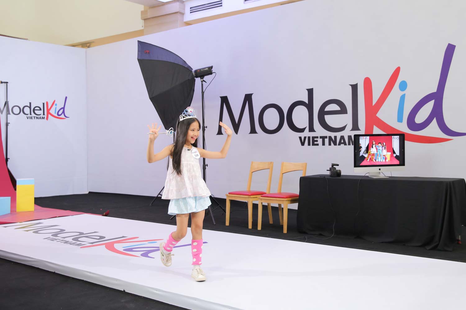 Tuyết Lan và Mâu Thủy dùng mọi cách để chiêu dụ thí sinh Model Kid Vietnam 2019 - Hình 8