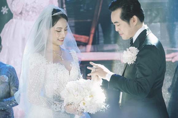 Vợ chồng Dương Khắc Linh bị fan chụp lén khi đi du lịch cùng gia đình - Hình 4