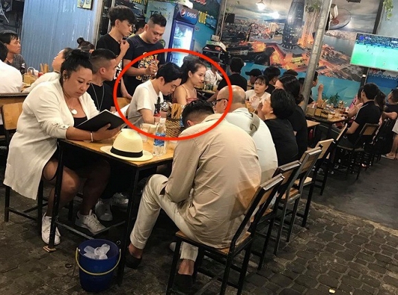 Vợ chồng Dương Khắc Linh bị fan chụp lén khi đi du lịch cùng gia đình - Hình 2