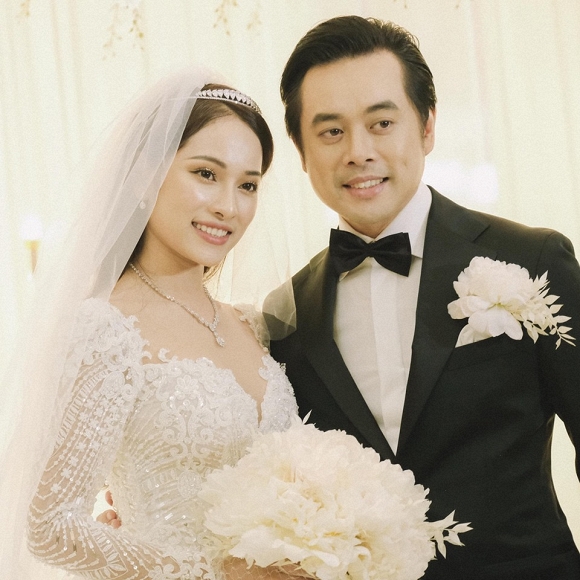 Vợ chồng Dương Khắc Linh bị fan chụp lén khi đi du lịch cùng gia đình - Hình 5