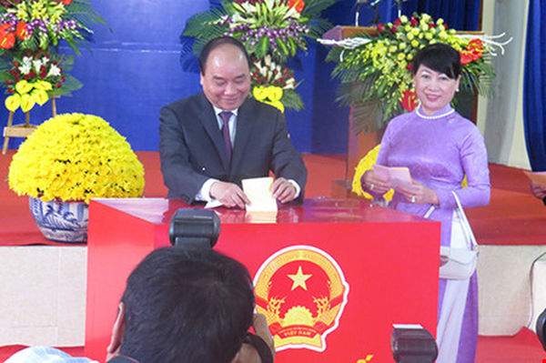 Phát hiện thú vị: Thủ tướng Nguyễn Xuân Phúc thường xuyên mặc tương đồng với phu nhân - Hình 10