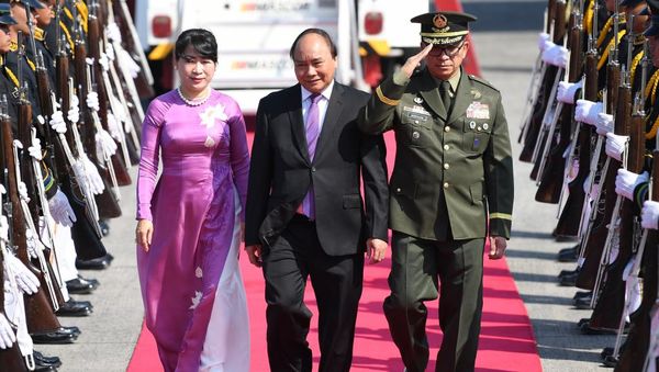 Phát hiện thú vị: Thủ tướng Nguyễn Xuân Phúc thường xuyên mặc tương đồng với phu nhân - Hình 1