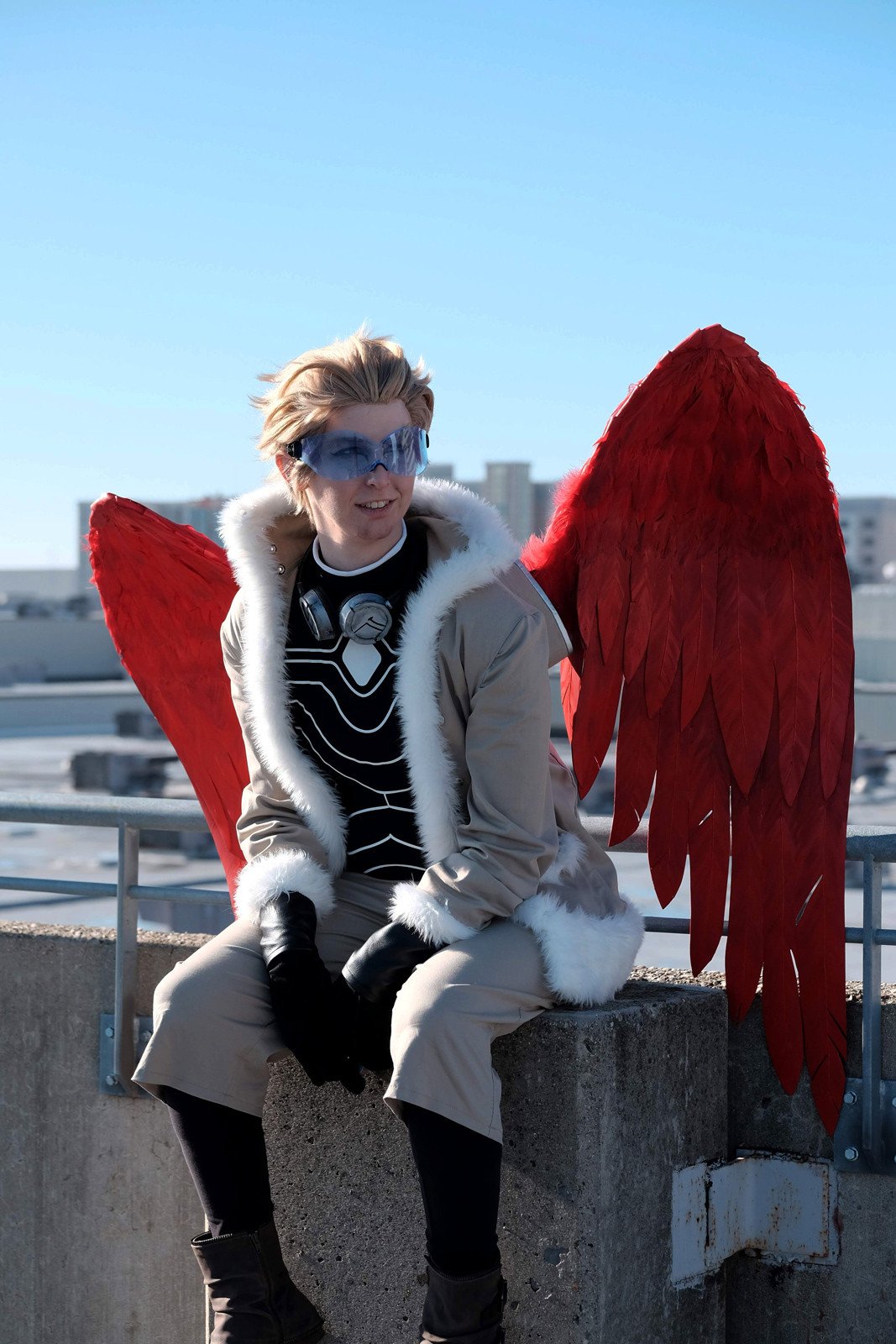 Косплеев мгу. Hawks bnha Cosplay. Овсян косплеер ястреб. Ястреб моя геройская Академия косплей. Косплей ястреба bnha.