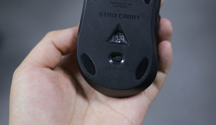 Trên tay Asus ROG Strix Carry - Chuột gaming nhỏ bé gọn nhẹ mang đi đâu cũng không sợ vướng - Hình 9