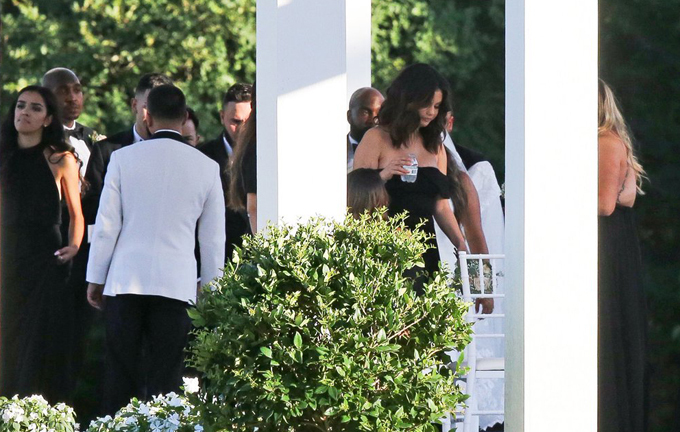 Selena Gomez as a bridesmaid at her cousin's wedding - Photo 4