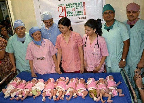 Người phụ nữ mang thai bụng to vượt mặt, đến ngày sinh bác sĩ bắt mổ run tay: 'Nguyên cả một đội bóng 11 người' - Hình 4