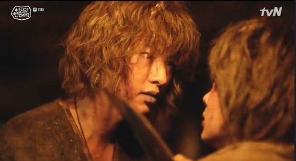 Arthdal Chronicles tập 11: Song Joong Ki ngả bài với Jang Dong Gun, muốn hợp tác nhưng bị phản bội - Hình 10