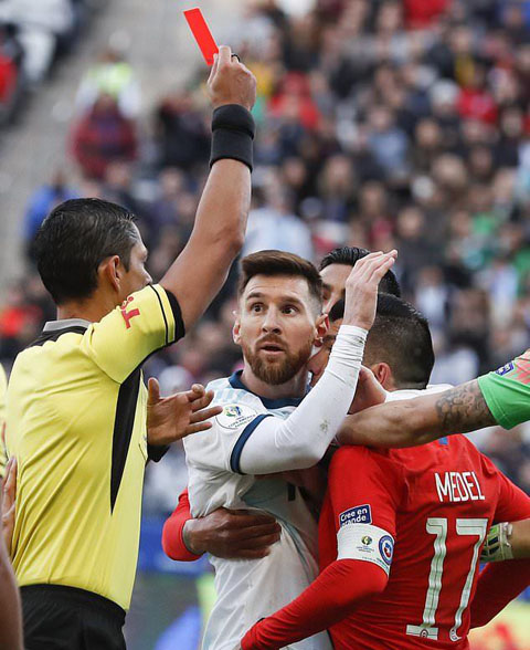 Bị truất quyền thi đấu oan ức, Messi phản ứng thế nào? - Hình 1