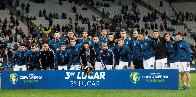 Chấn động báo Argentina phanh phui vụ Messi bị thẻ đỏ, tố cáo trọng tài - Hình 1