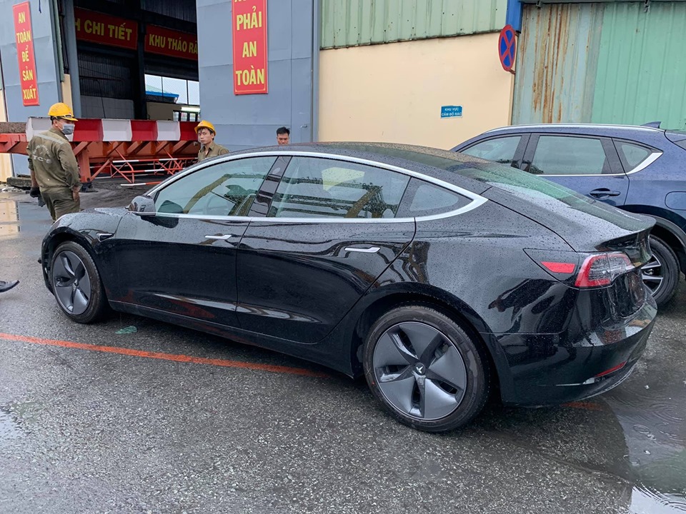 Chi tiết ô tô điện Tesla Model 3 đầu tiên về Việt Nam - Hình 1
