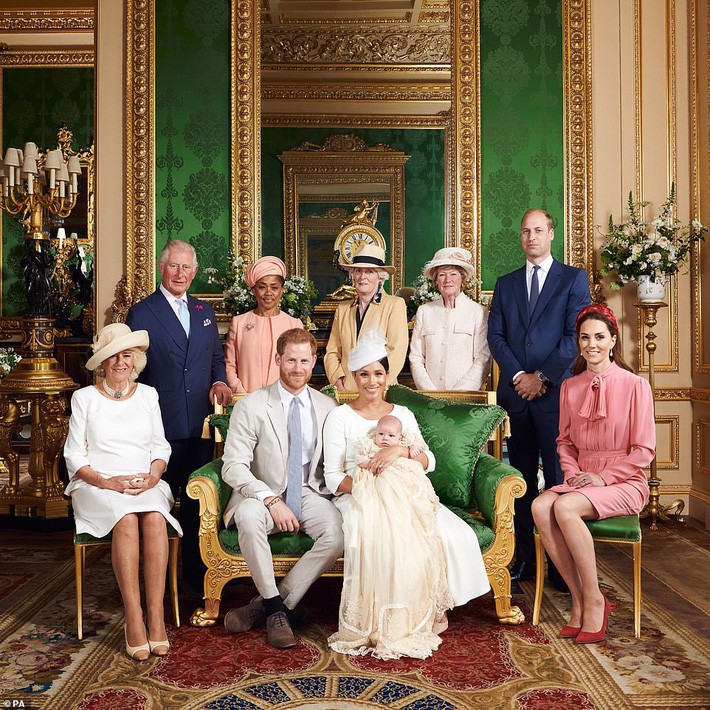 Dân tình vừa hả hê vừa nổi giận với trang phục của công nương Meghan Markle trong ảnh mới - Hình 1