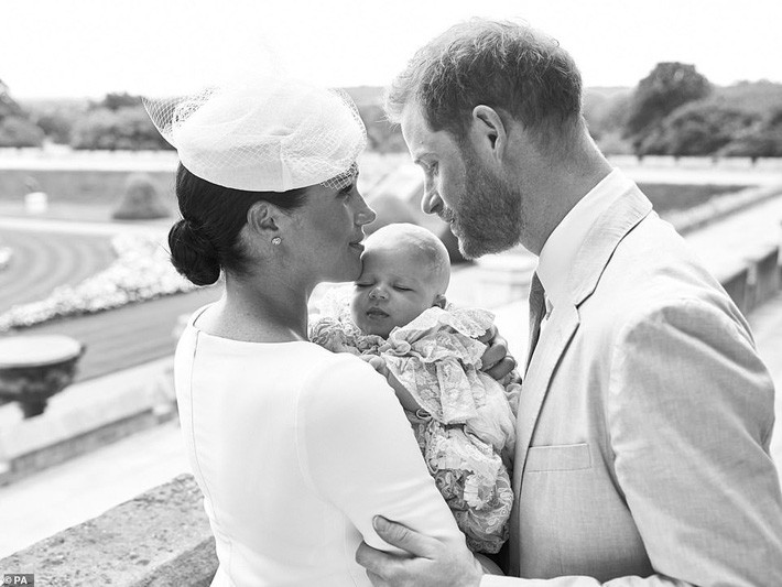 Dân tình vừa hả hê vừa nổi giận với trang phục của công nương Meghan Markle trong ảnh mới - Hình 2