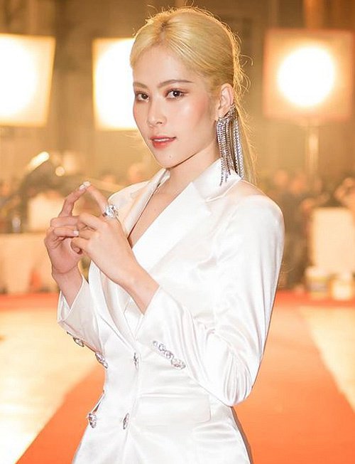 Đang xinh đẹp như tiên, các mỹ nhân showbiz Việt vì đổi kiểu tóc mà lao dốc dung nhan - Hình 1