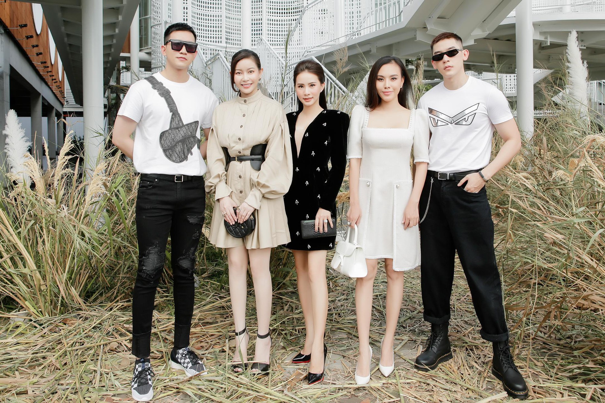 Hoa hậu Hải Dương được mỹ nam Minh Trung - Võ Cảnh tháp tùng, mua hơn nửa BST mới khi dự show của Chung Thanh Phong - Hình 10