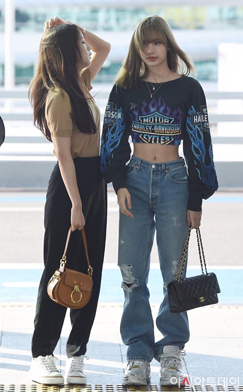 Idol Hàn cool ngầu khi ra sân bay với quần jeans rách - Hình 2