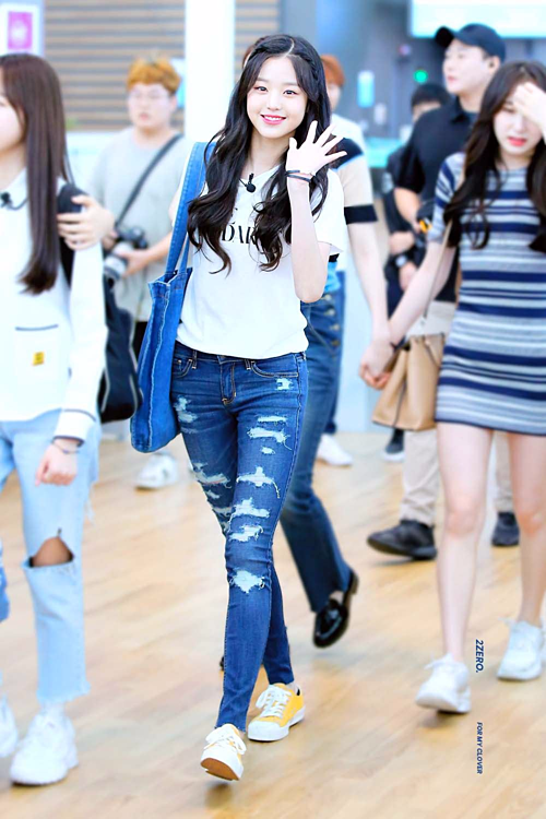 Idol Hàn cool ngầu khi ra sân bay với quần jeans rách - Hình 6