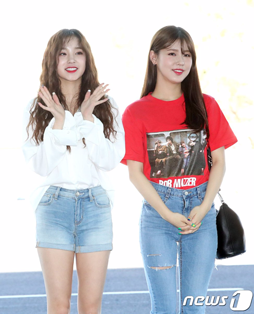 Idol Hàn cool ngầu khi ra sân bay với quần jeans rách - Hình 8