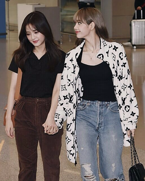 Idol Hàn cool ngầu khi ra sân bay với quần jeans rách - Hình 1