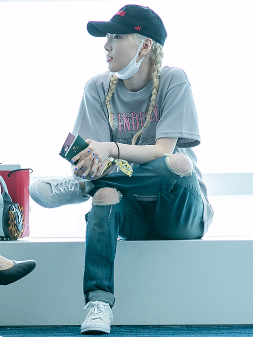 Idol Hàn cool ngầu khi ra sân bay với quần jeans rách - Hình 5